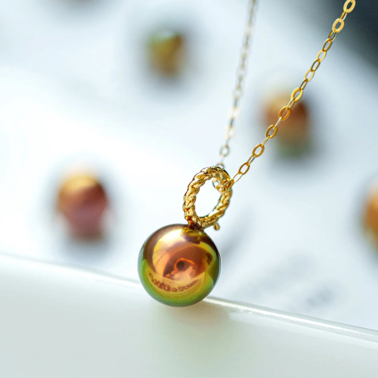 Iriza Multkolora Perla Pendkolĉeno - Ora Ĉeno kun Brileta Ĉielarka Brilo 