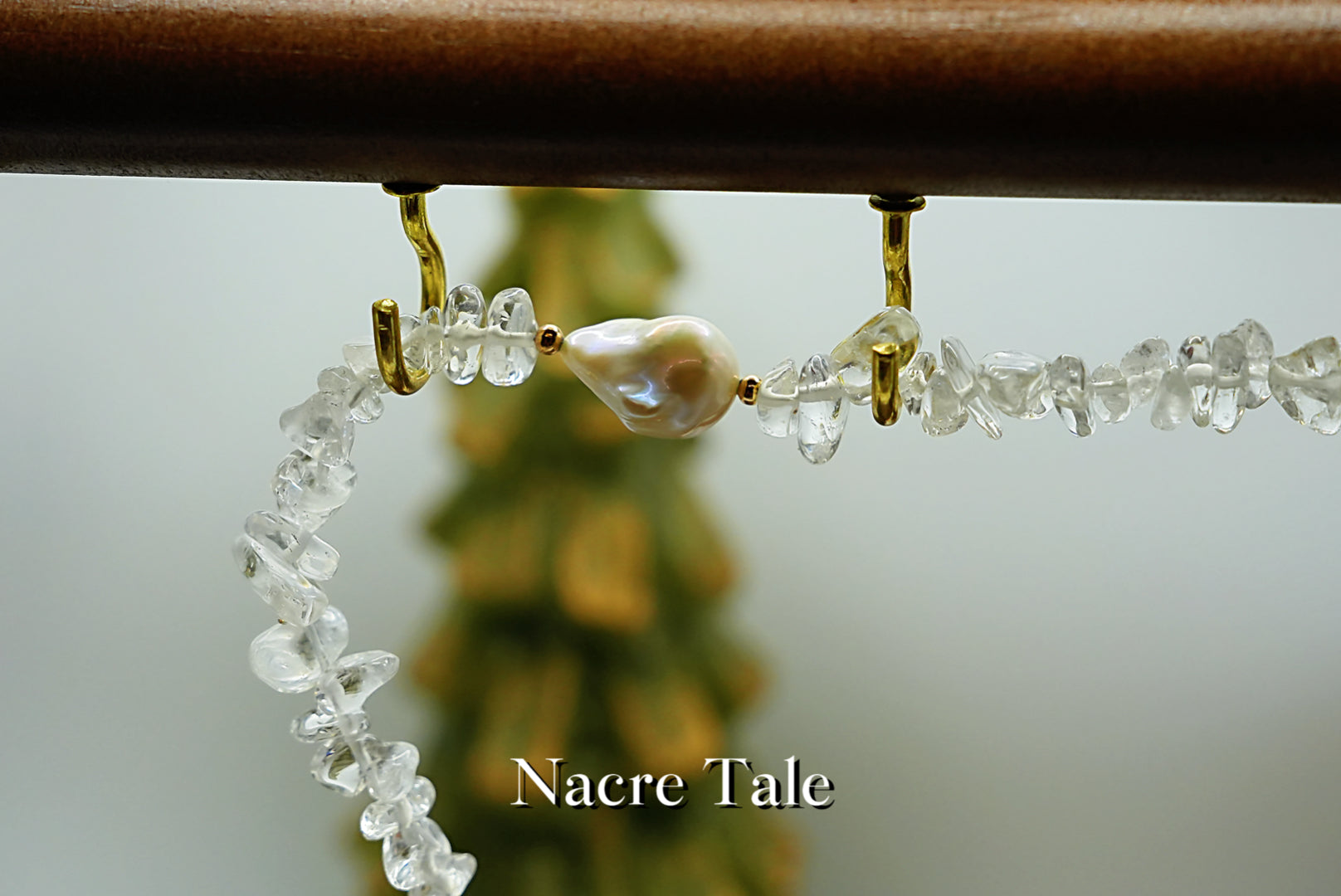 Nacre Tale Baroque Pearl & Crystal Bracelet - Gold-tone Chain with Natural Baroque Pearl
